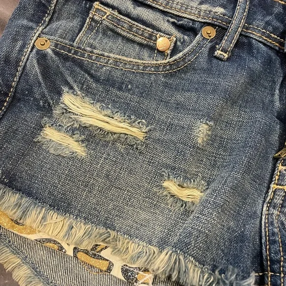 H&M women’s jean shorts. Glitter leopard print inside pocket detail. Size 4. NWT - Picture 6 of 7